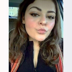 Meet your Posher, Dina